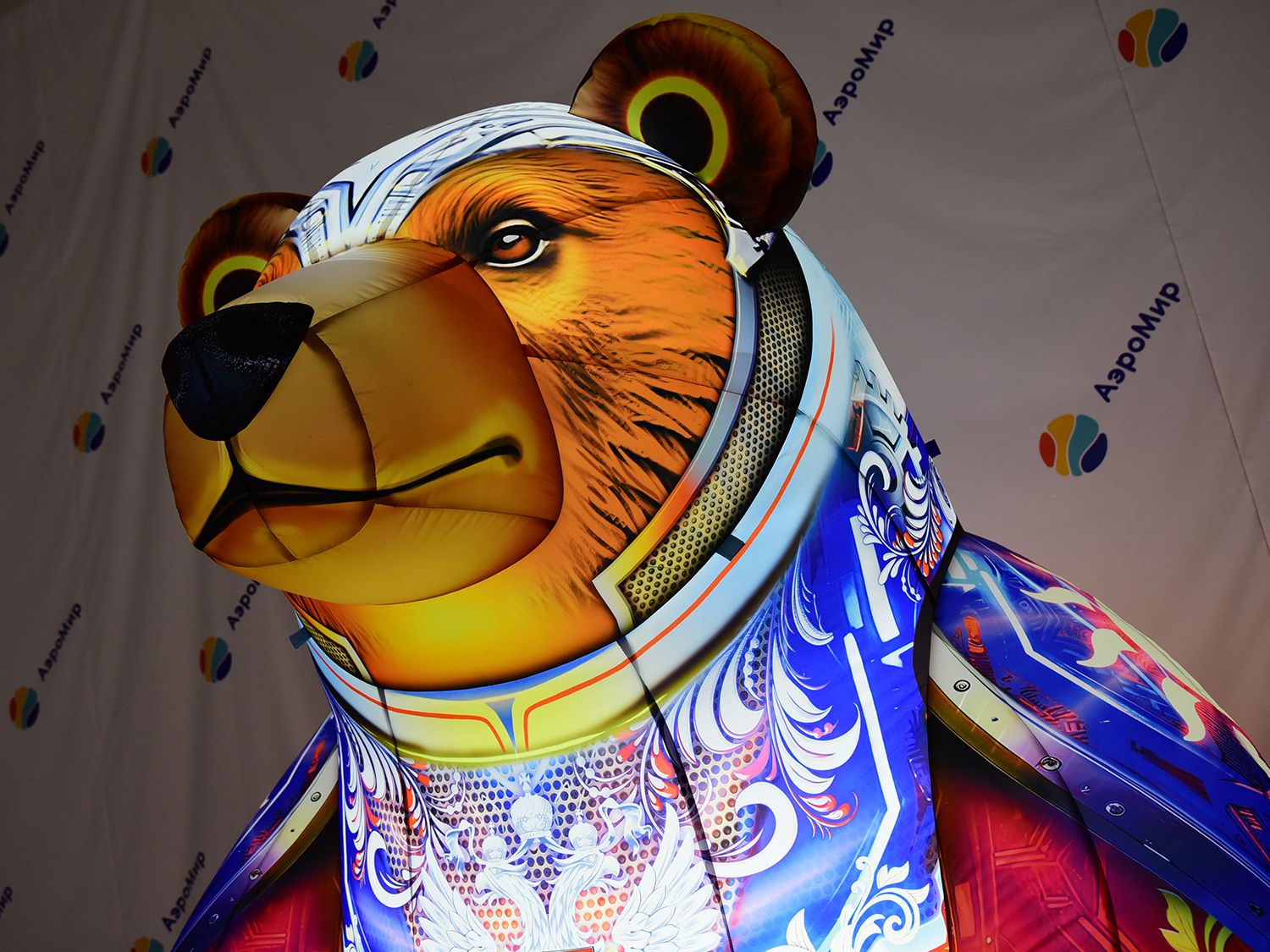 «АэроМир» поддержал благотворительный аукцион фотозоной «Медведь»